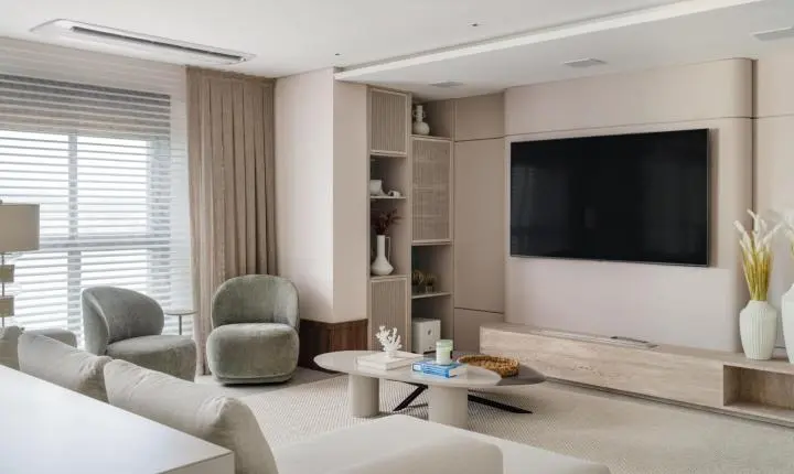 Formas curvas e quartzito verde definem apartamento de 210 m² no litoral catarinense