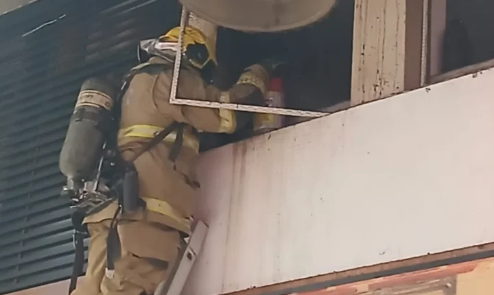 Fritadeira elétrica pega fogo e provoca incêndio em restaurante fechado