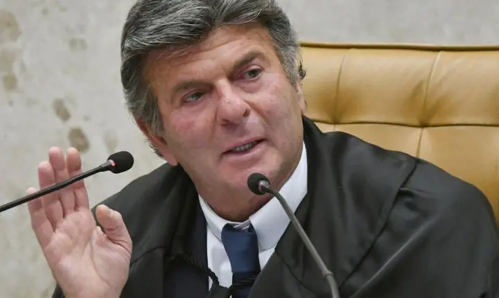 Luiz Fux suspende despacho de Dino sobre posts contra Flávio Bolsonaro