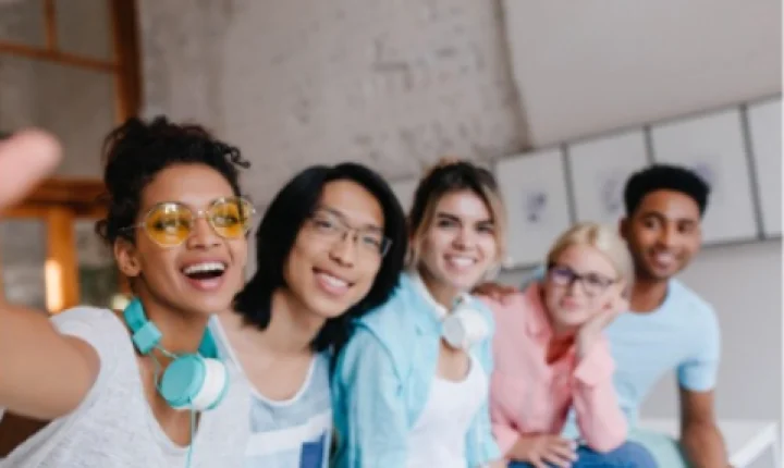 Geração Z transforma a comunicação das marcas e redefine o relacionamento com o públicoJovens consumidores deixam de ser apenas audiência e passam a influenciar diretamente estratégias, campanhas e narrativas das empresas