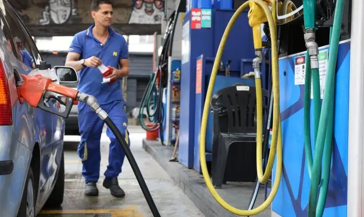 Governo define subvenção de R$ 0,44 por litro para a gasolina