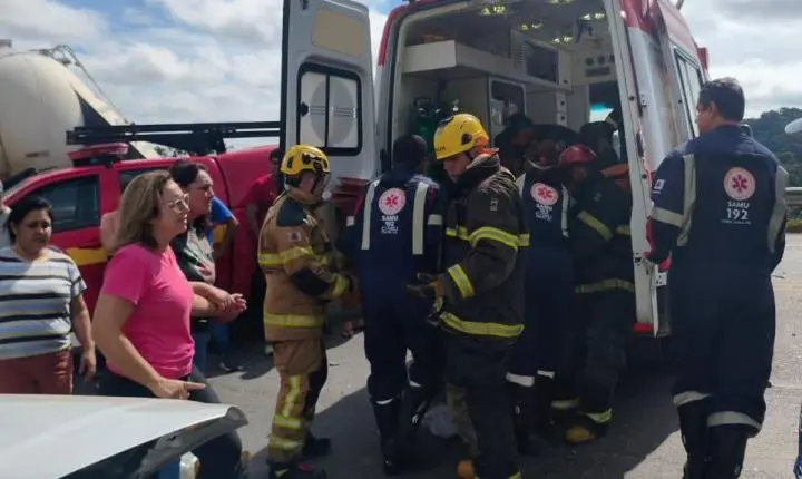 Grave acidente na BR-265 em Minas Gerais deixa motorista morto após colisão entre carreta e Fiat Strada