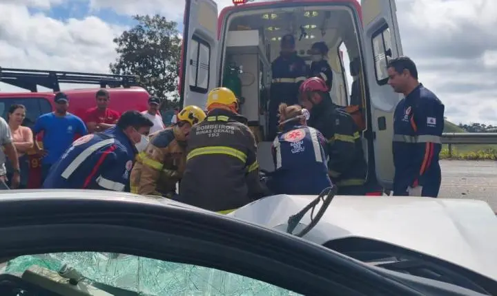 Grave acidente na BR-265 em Minas Gerais deixa motorista morto após colisão entre carreta e Fiat Strada