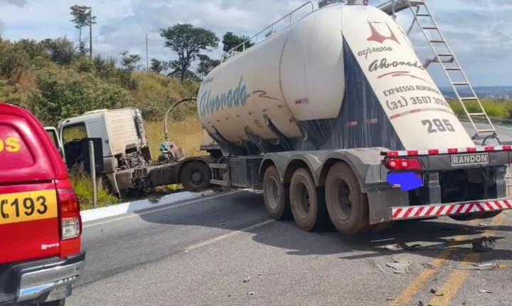 Grave acidente na BR-265 em Minas Gerais deixa motorista morto após colisão entre carreta e Fiat Strada