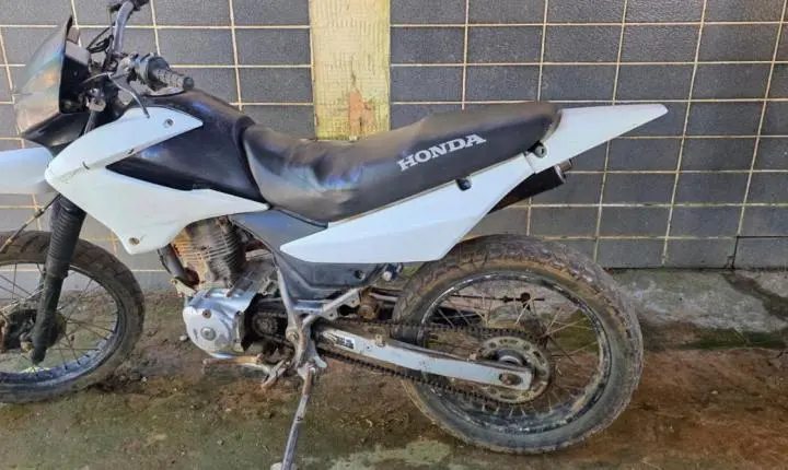 Homem é preso com motocicleta adulterada durante fiscalização em distrito de Miraí