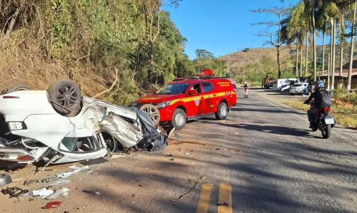 Homem fica preso em carro após capotamento na MG-353, em Piau