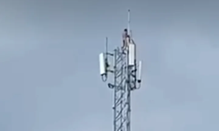 Homem nu é resgatado de torre de 40 metros após cinco horas de operação em Rochedo de Minas
