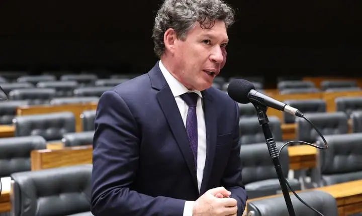 Hugo Motta define comando da comissão que analisa a taxa das blusinhas