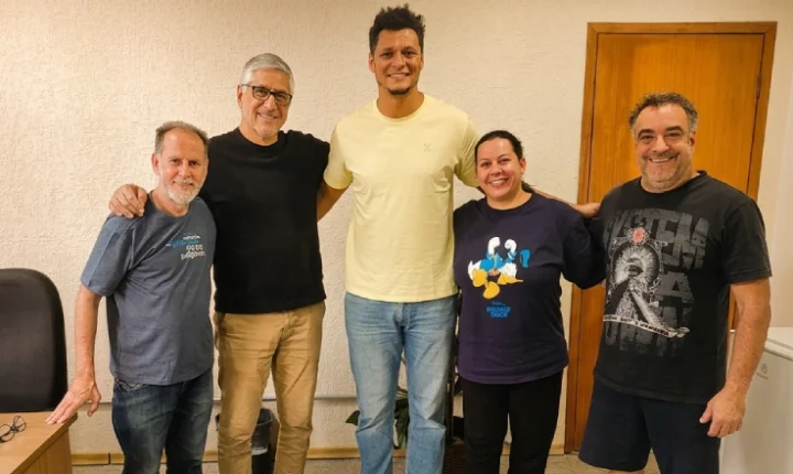 Ídolo do handebol mundial, Thiagus Petrus visita a SEL e projeta parcerias para a modalidade em Juiz de Fora
