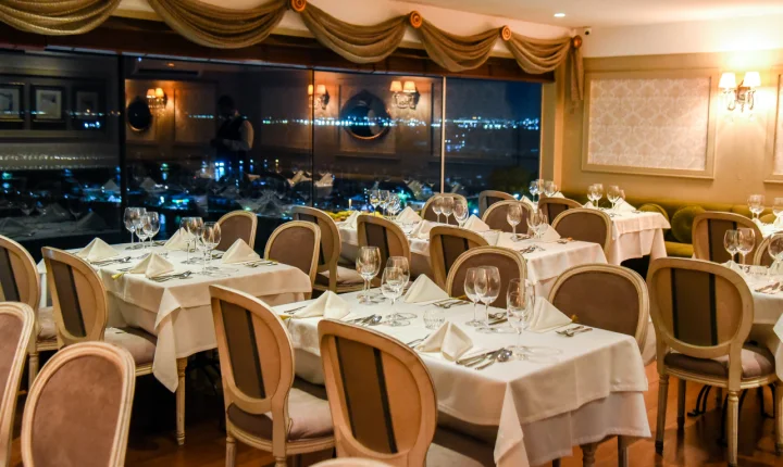 Iluminação intimista transforma restaurantes em refúgios românticos para o Dia dos Namorados