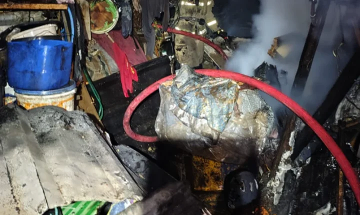 Incêndio atinge área de armazenamento de recicláveis em residência de Juiz de Fora