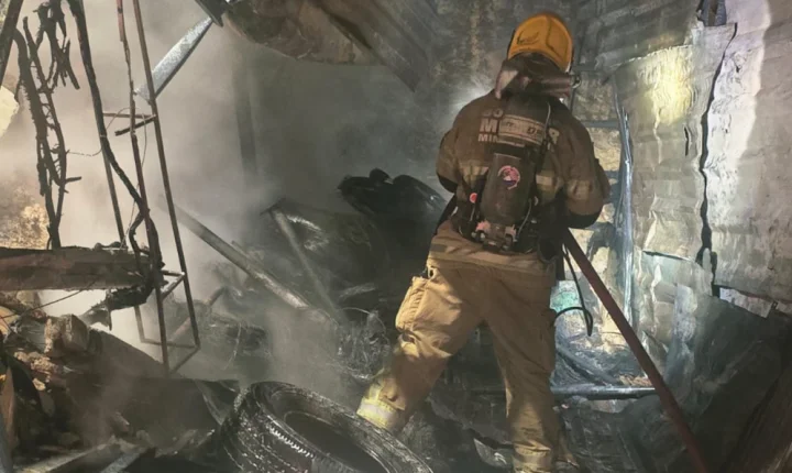Incêndio atinge borracharia com cerca de 200 pneus em Juiz de Fora