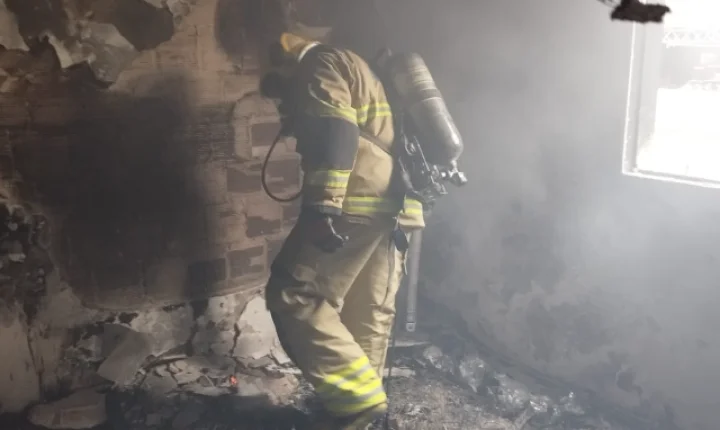 Incêndio atinge quarto de apartamento e deixa casal ferido no bairro Cidade do Sol, em Juiz de Fora