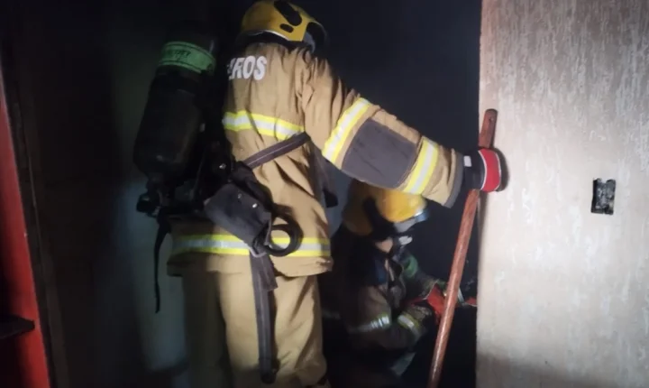 Incêndio atinge quarto de residência no Parque Independência