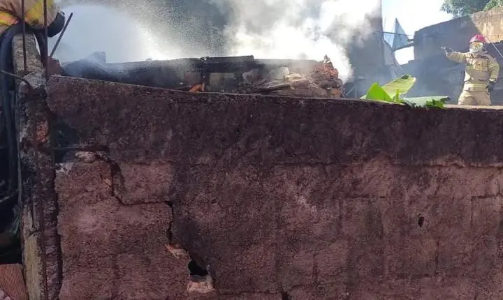 Incêndio atinge residência abandonada e provoca colapso parcial de estrutura em Cataguases