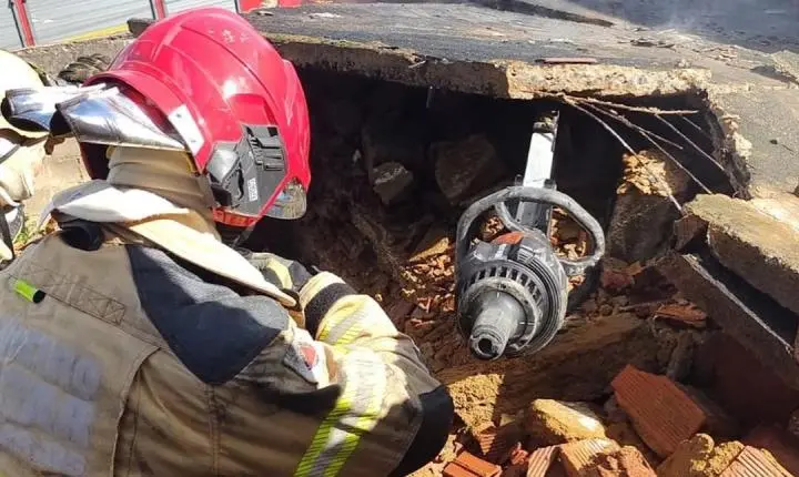 Incêndio atinge residência abandonada e provoca colapso parcial de estrutura em Cataguases