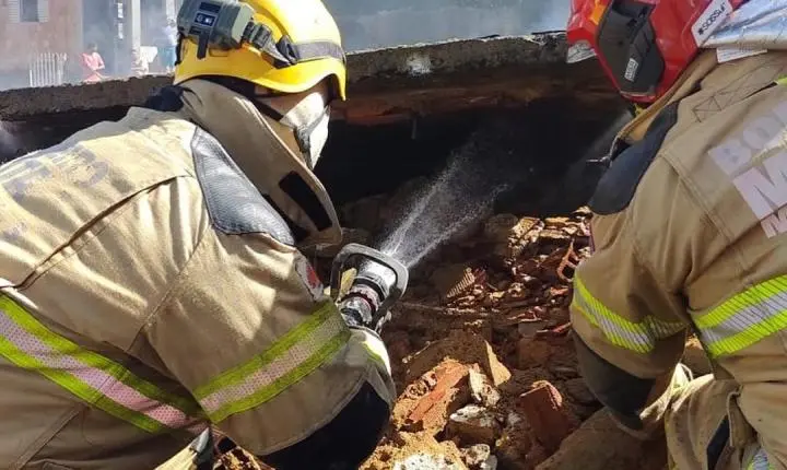 Incêndio atinge residência abandonada e provoca colapso parcial de estrutura em Cataguases