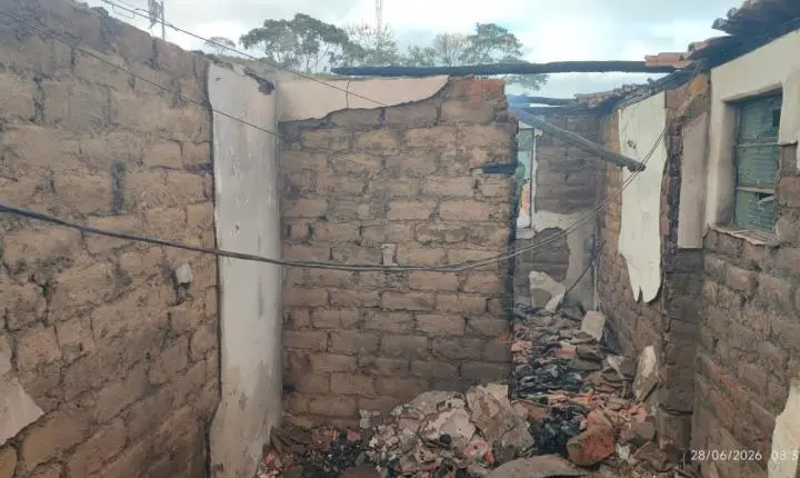 Incêndio destrói 75% de casa na zona rural de Ibertioga; não houve vítimas