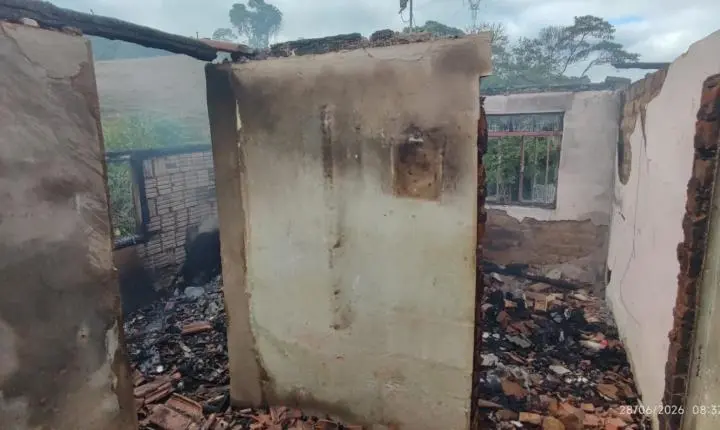 Incêndio destrói 75% de casa na zona rural de Ibertioga; não houve vítimas