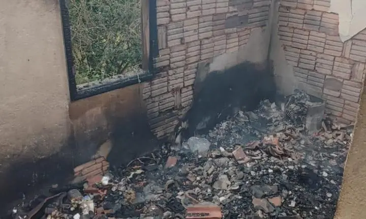 Incêndio destrói 75% de casa na zona rural de Ibertioga; não houve vítimas