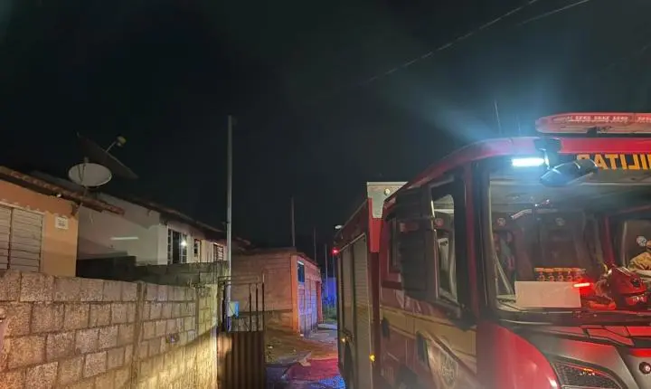 Incêndio destrói casa em Barbacena; ex-marido teria ameaçado colocar fogo no imóvel