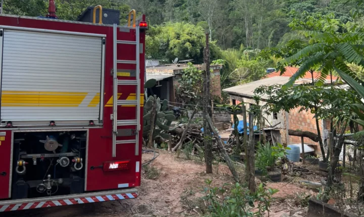 Incêndio destrói quase todos os pertences de casa em Barbacena; morador é levado ao hospital após agressão