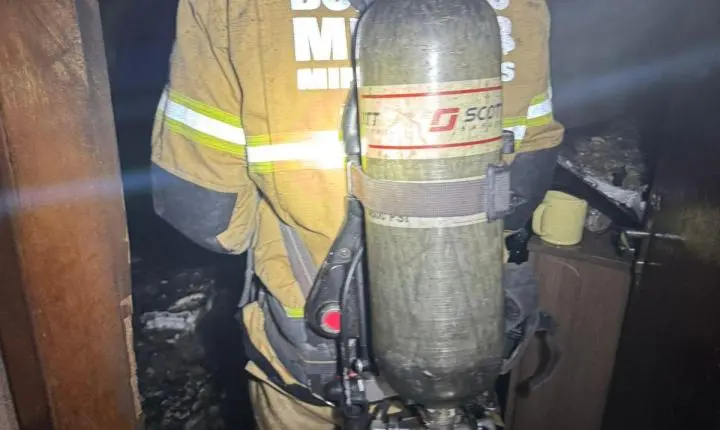 Incêndio destrói residência no bairro São Mateus, em Juiz de Fora