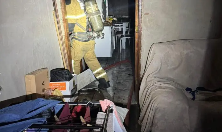 Incêndio destrói residência no bairro São Mateus, em Juiz de Fora