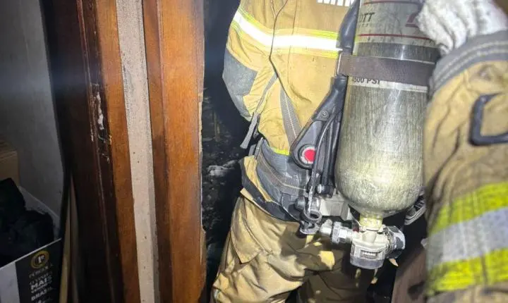 Incêndio destrói residência no bairro São Mateus, em Juiz de Fora