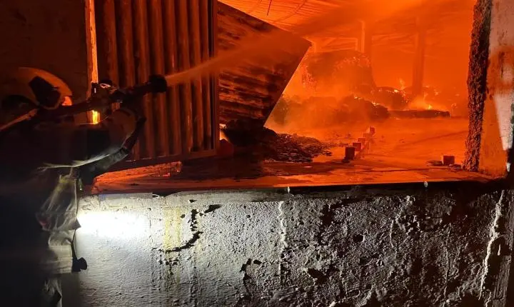 Incêndio em fábricas é controlado após atingir galpões de três empresas