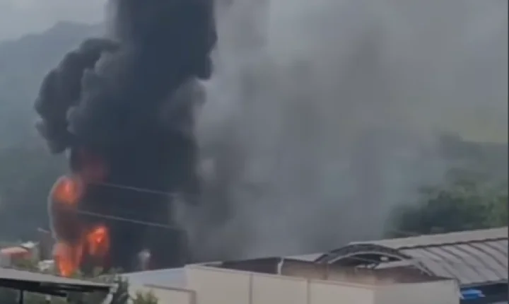 Incêndio em galpão de recicláveis suspende aulas e mobiliza bombeiros na Zona Norte