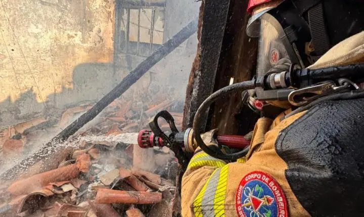 Incêndio em residência em Lagoa Dourada mobiliza bombeiros e levanta suspeita de ação criminosa