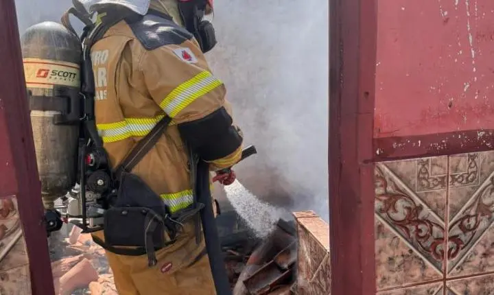 Incêndio em residência em Lagoa Dourada mobiliza bombeiros e levanta suspeita de ação criminosa