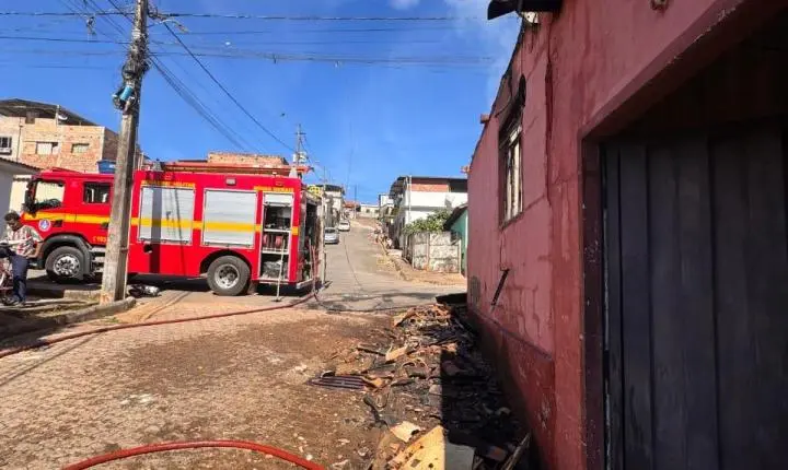 Incêndio em residência em Lagoa Dourada mobiliza bombeiros e levanta suspeita de ação criminosa