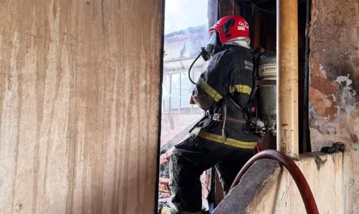 Incêndio em residência em Lagoa Dourada mobiliza bombeiros e levanta suspeita de ação criminosa