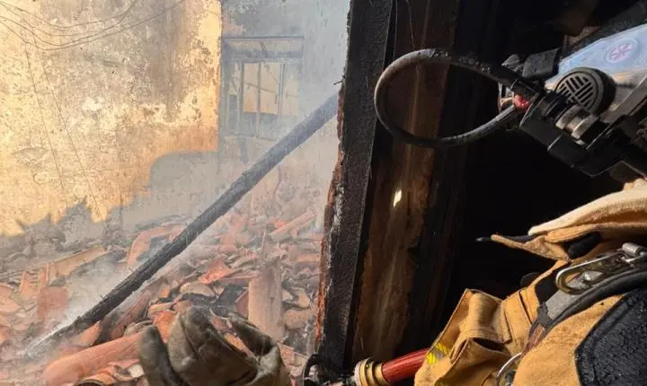 Incêndio em residência em Lagoa Dourada mobiliza bombeiros e levanta suspeita de ação criminosa