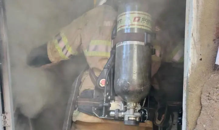 Incêndio em residência mobiliza bombeiros no bairro Progresso, em Juiz de Fora