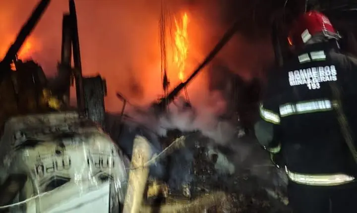 Incêndio em residência mobiliza Corpo de Bombeiros no Jardim Cachoeira, em Juiz de Fora