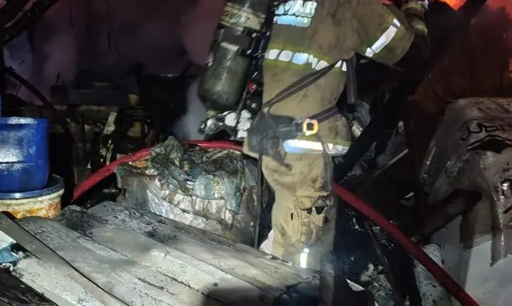 Incêndio em residência mobiliza Corpo de Bombeiros no Jardim Cachoeira, em Juiz de Fora