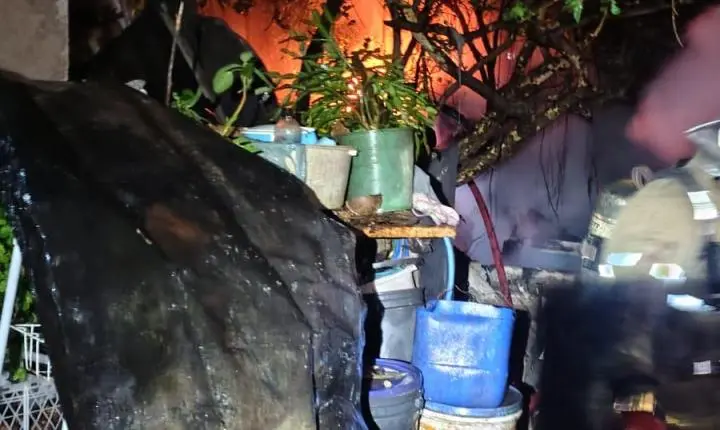 Incêndio em residência mobiliza Corpo de Bombeiros no Jardim Cachoeira, em Juiz de Fora