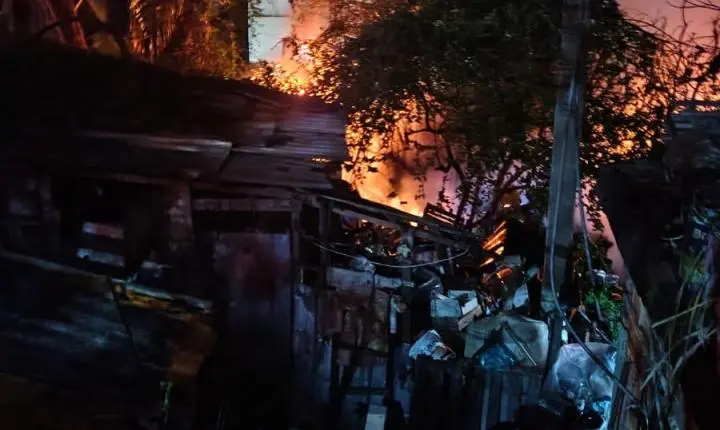 Incêndio em residência mobiliza Corpo de Bombeiros no Jardim Cachoeira, em Juiz de Fora
