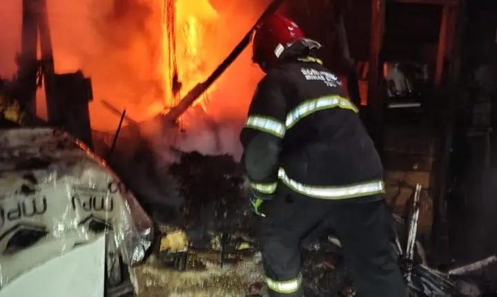 Incêndio em residência mobiliza Corpo de Bombeiros no Jardim Cachoeira, em Juiz de Fora