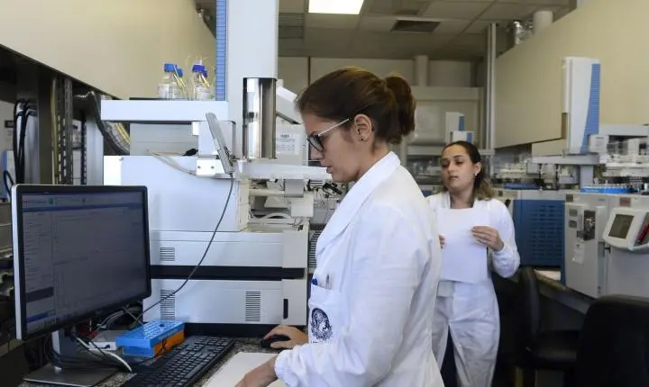Políticas de apoio e editais de fomento impulsionam a permanência de mães na ciência