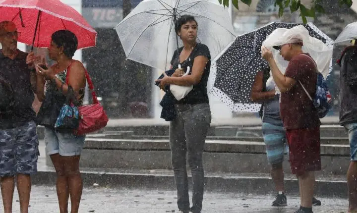 Inmet emite alerta para chuvas intensas em três regiões do país