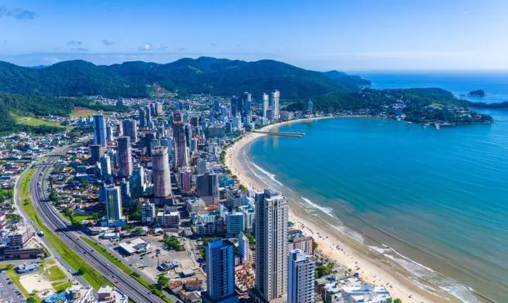 Itapema ultrapassa Balneário Camboriú e assume liderança do metro quadrado mais caro do Brasil, segundo FipeZap