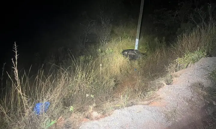 Jovem de 25 anos morre após carro cair em ribanceira na MG-155, em São Brás do Suaçuí
