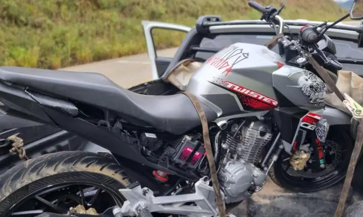 Jovem sem habilitação é detido após fugir da PM e abandonar moto em Santos Dumont