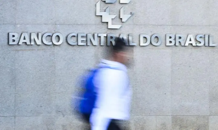 Juros altos continuam a pressionar endividamento das famílias brasileiras