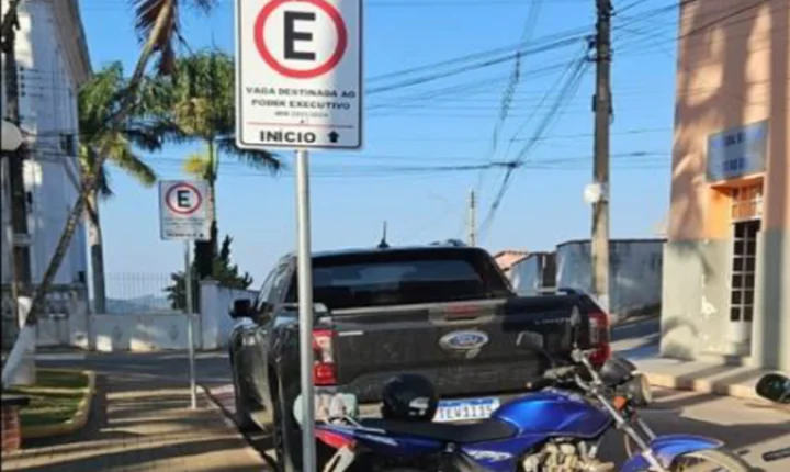 Justiça manda retirar vagas exclusivas para Prefeitura em praça de Alto Rio Doce