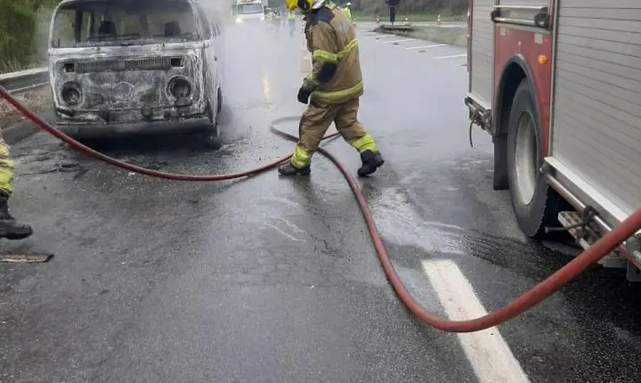Kombi pega fogo e mobiliza bombeiros após incêndio em veículo na BR-040